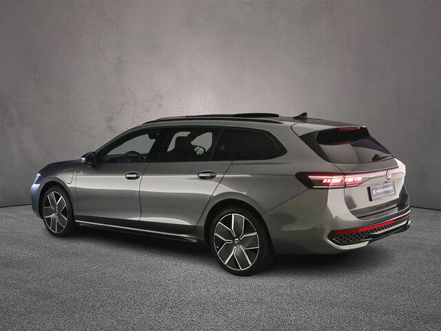 Volkswagen PASSAT Variant R-Line Edition 1.5 TSI eHybrid 272pk DSG Automaat Trekhaak, Panoramadak, Adaptive cruise control, Black Style, Navigatie, LED matrix koplampen