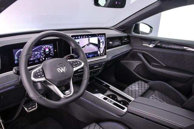 Volkswagen PASSAT Variant R-Line Edition 1.5 TSI eHybrid 272pk DSG Automaat Trekhaak, Panoramadak, Adaptive cruise control, Black Style, Navigatie, LED matrix koplampen