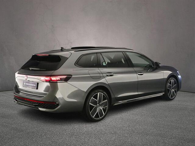 Volkswagen PASSAT Variant R-Line Edition 1.5 TSI eHybrid 272pk DSG Automaat Trekhaak, Panoramadak, Adaptive cruise control, Black Style, Navigatie, LED matrix koplampen