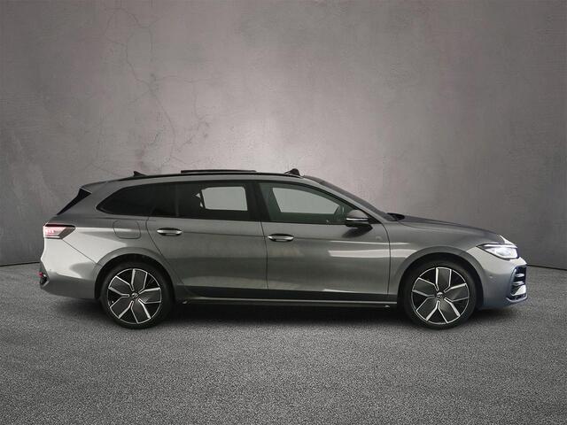 Volkswagen PASSAT Variant R-Line Edition 1.5 TSI eHybrid 272pk DSG Automaat Trekhaak, Panoramadak, Adaptive cruise control, Black Style, Navigatie, LED matrix koplampen