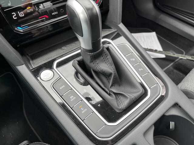 Volkswagen PASSAT Variant 1.4 TSI PHEV GTE / AUTOMAAT/ PANO/ TREKHAAK/ APP-CONNECT/ PARK.SENSOR.V+A/ CAMERA/ STUUR+STOELVERWARM./ DCC/ ACC/ MASSAGE/ ELEK.ACHTERKLEP/ DODEHOEK/ KEYLESS/ DIGITAL DASH/ NAVI/ DAB/ CLIMA/ LED/ 18'' LMV