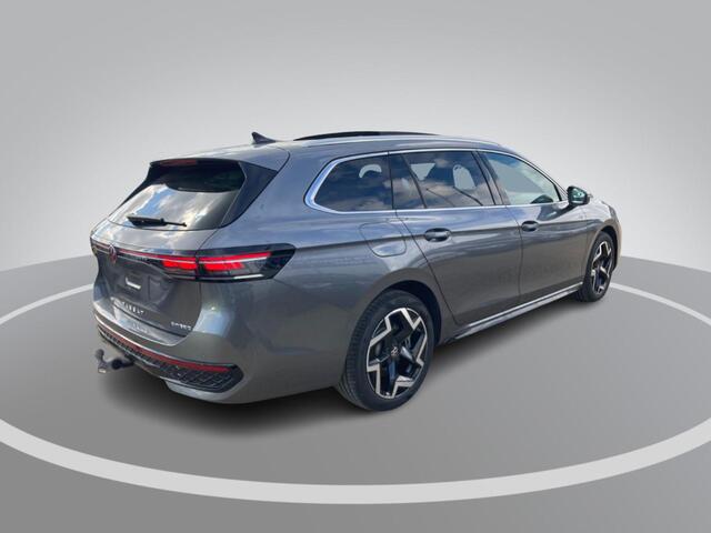 Volkswagen PASSAT Variant 1.5eHybrid 200kW/272PK R-Line · Panoramadak · Trekhaak · 360°Camera + Parkeersensoren · Garantie t/m 11-11-2030 of 100000km.
