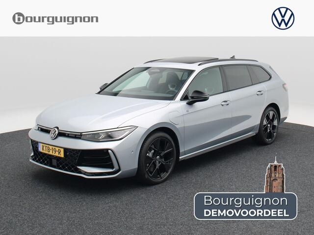 Volkswagen PASSAT R-Line Edition 1.5 eHybrid 204 PK | Trekhaak | Panoramadak | Black Style | Camera | 19 Inch | Elektrische Stoelen