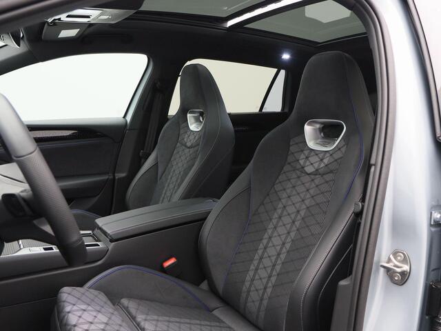 Volkswagen PASSAT R-Line Edition 1.5 eHybrid 204 PK | Trekhaak | Panoramadak | Black Style | Camera | 19 Inch | Elektrische Stoelen