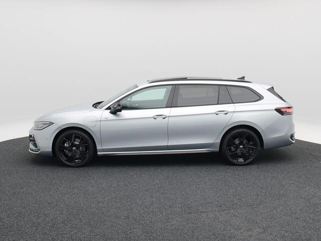 Volkswagen PASSAT R-Line Edition 1.5 eHybrid 204 PK | Trekhaak | Panoramadak | Black Style | Camera | 19 Inch | Elektrische Stoelen