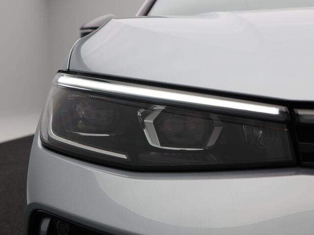 Volkswagen PASSAT R-Line Edition 1.5 eHybrid 204 PK | Trekhaak | Panoramadak | Black Style | Camera | 19 Inch | Elektrische Stoelen