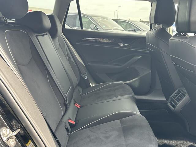 Volkswagen PASSAT Variant 1.5 eHybrid 204pk Business Trekhaak Navigatie