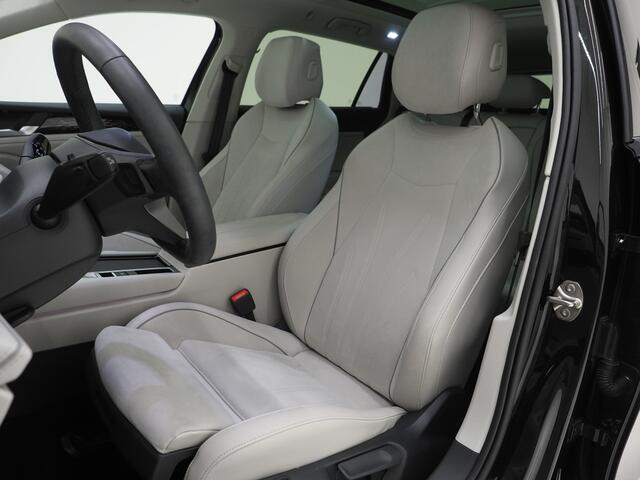 Volkswagen PASSAT Variant 1.5 eHybrid Elegance 204PK | 5 Jaar Garantie | Panoramadak | Leder/Alcantara | Massage | Trekhaak | HUD | Keyless | Sfeerlicht