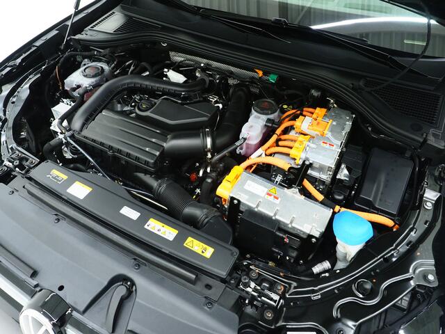 Volkswagen PASSAT Variant 1.5 eHybrid Elegance 204PK | 5 Jaar Garantie | Panoramadak | Leder/Alcantara | Massage | Trekhaak | HUD | Keyless | Sfeerlicht