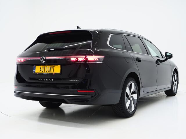 Volkswagen PASSAT Variant 1.5 eHybrid Elegance 204PK | 5 Jaar Garantie | Panoramadak | Leder/Alcantara | Massage | Trekhaak | HUD | Keyless | Sfeerlicht