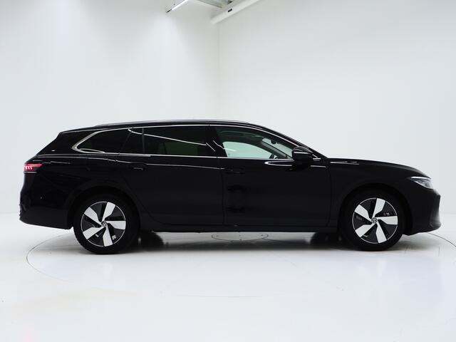Volkswagen PASSAT Variant 1.5 eHybrid Elegance 204PK | 5 Jaar Garantie | Panoramadak | Leder/Alcantara | Massage | Trekhaak | HUD | Keyless | Sfeerlicht