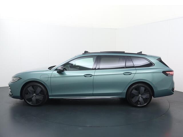 Volkswagen PASSAT Variant R-Line Edition 1.5 eHybrid 150 kW / 204 PK DSG | Black Style | Multimedia pakket plus | Trekhaak wegklapbaar | Area View camera |