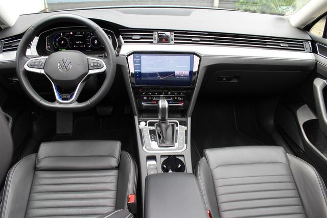 Volkswagen PASSAT Variant 1.4 TSI PHEV GTE Business | Incl. 12 maanden Garantie | SoH 100 % | Panorama dak | Stoelmassage | Adaptive cruise | Achteruitrijcamera | Keyless entry/start | Stoel/stuur verwarming | Elektrische kofferbakklep | Apple CarPlay/Android Auto | Climate controle | Navigatie | Standkachel | Lederen bekleding | Dodehoekdetectie |