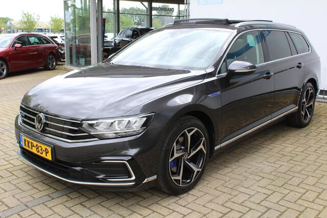 Volkswagen PASSAT Variant 1.4 TSI PHEV GTE Business | Incl. 12 maanden Garantie | SoH 100 % | Panorama dak | Stoelmassage | Adaptive cruise | Achteruitrijcamera | Keyless entry/start | Stoel/stuur verwarming | Elektrische kofferbakklep | Apple CarPlay/Android Auto | Climate controle | Navigatie | Standkachel | Lederen bekleding | Dodehoekdetectie |