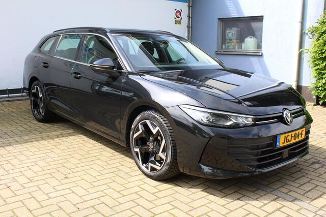 Volkswagen PASSAT Variant 1.5 eTSI 150 pk | Incl. 12 maanden Garantie | Stoel/stuur verwarming | Achteruitrijcamera | Adaptive cruise controle | Dodehoekdetectie | Parkeersensoren V+A | Navigatie | Apple CarPlay/Android Auto | Draadloze telefoonlader | Climate controle | Lane assist | Keyless start | LED Koplampen | 18 Inch LMV | Schakelmogelijkheid aan stuurwiel |