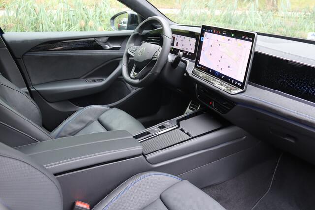 Volkswagen PASSAT Variant 1.5 eHybrid 272PK R-Line Black Style+ Leder/Pano/IQ.Light/360/Headup/HK/Navi Max/ACC/19"/Trekhaak wegkl.