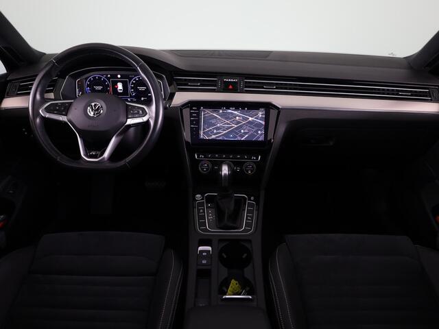 Volkswagen PASSAT Variant 1.5 TSI Elegance Business R 150PK | Automaat (DSG) | Panoramadak | Camera | Navigatie | 17 " Velgen + All Season | Half lederen interieur | Elek. Achterklep |