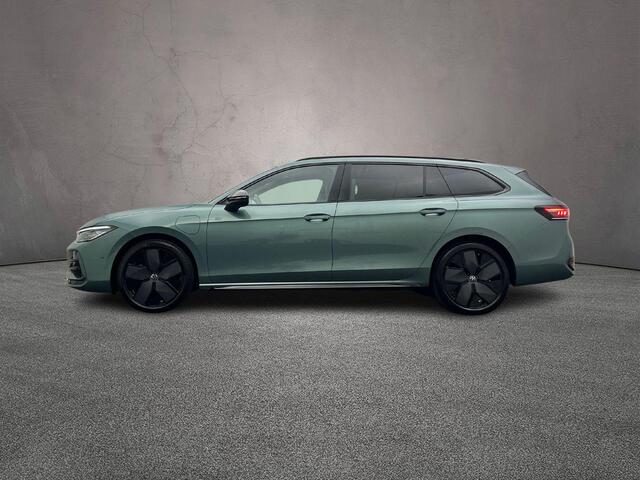 Volkswagen PASSAT Variant R-Line Edition 1.5 TSI eHybrid 272pk DSG Automaat Trekhaak, Black Style, Panoramadak, Lederen bekleding, Navigatie, Adaptive cruise control