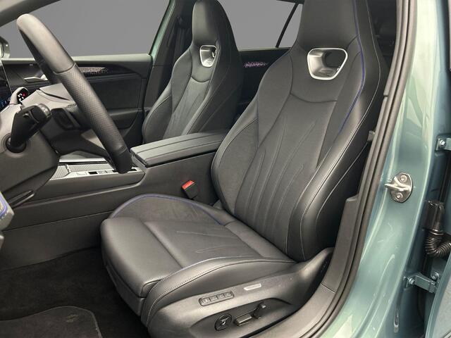 Volkswagen PASSAT Variant R-Line Edition 1.5 TSI eHybrid 272pk DSG Automaat Trekhaak, Black Style, Panoramadak, Lederen bekleding, Navigatie, Adaptive cruise control