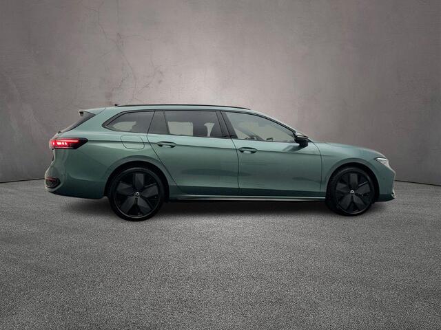Volkswagen PASSAT Variant R-Line Edition 1.5 TSI eHybrid 272pk DSG Automaat Trekhaak, Black Style, Panoramadak, Lederen bekleding, Navigatie, Adaptive cruise control