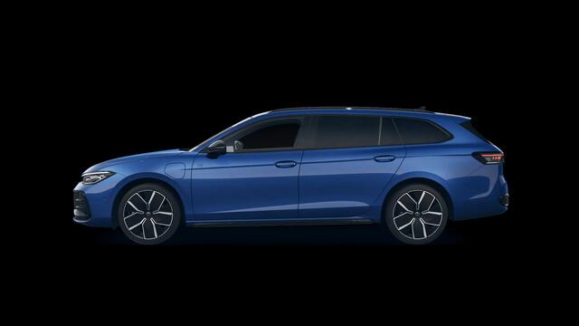 Volkswagen PASSAT Variant 1.5 eHybrid R-Line Edition 272PK DSG Black Style, Leder, Head-up, Keyless, 'Harman Kardon', Trekhaak, Koplampverlichting matrix-led, Massage Voorstoelen, Verwarmbare voorstoelen en buitenste achterstoelen, Head up Display