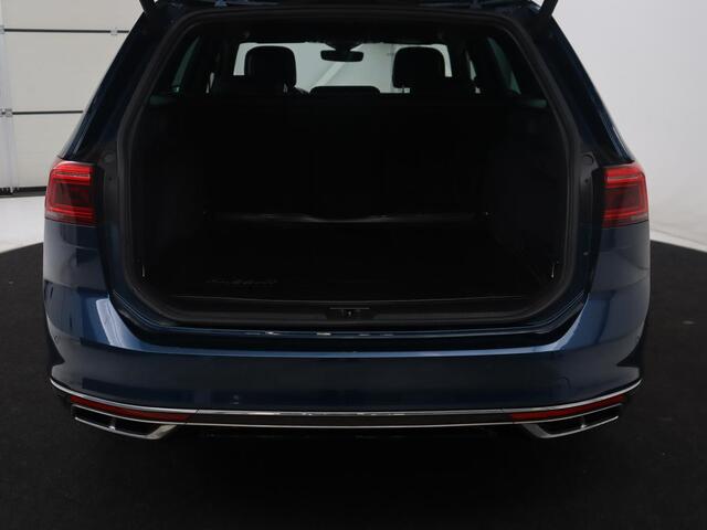 Volkswagen PASSAT Variant 1.5 TSI Elegance Business R | R-line | Leder/alcantara | Adaptive cruise | Stoelverwarming | Climate control | Keyless | Camera | Park assist | Carplay | Full LED