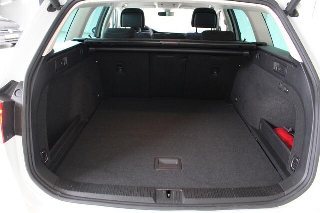 Volkswagen PASSAT Variant 1.5 TSI DSG Comfortline Navigatie | Camera | Trekhaak | Stoelverwarming