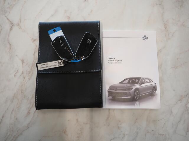 Volkswagen PASSAT Variant 1.5 eHybrid R-Line Edition | 5 Jaar Garantie | Panoramadak | Trekhaak | Massage | 360 | HUD | Sfeerlicht | Keyless