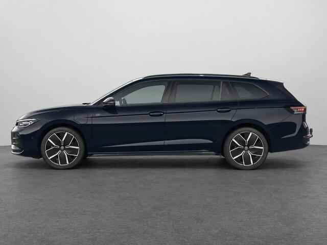 Volkswagen PASSAT Variant 1.5 eHybrid R-Line Edition 272PK DSG Panoramadak, Trekhaak, Black Style, Leder, Memorystoelen, Harman Kardon Audio, Head-Up Display, 19" LM Velgen, Elektr. Achterklep
