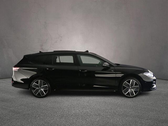 Volkswagen PASSAT Variant R-Line Edition 1.5 TSI eHybrid 272pk DSG Automaat Trekhaak, Black Style, Panoramadak, Adaptive cruise control, Navigatie, Achteruitrijcamera