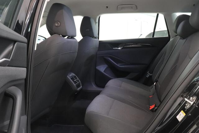 Volkswagen PASSAT Variant 1.5 eTSI Business | Camera | Adaptieve cruise | Navigatie | Stuur & stoelverwarming | Climate control | LED |