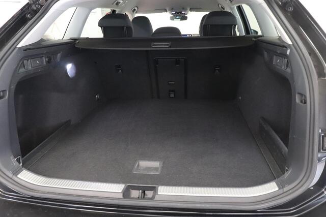 Volkswagen PASSAT Variant 1.5 eTSI Business | Camera | Adaptieve cruise | Navigatie | Stuur & stoelverwarming | Climate control | LED |