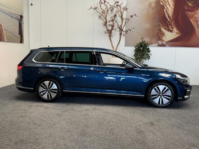 Volkswagen PASSAT VARIANT 1.4 TSI PHEV GTE BUSINESS NAVIGATIE ADAPTIVE CRUISE CONTROL CLIMATE CONTROL APPLE CARPLAY/ANDROID RIJSTROOKSENSOREN KEYLESS GO ACHTERUITRIJCAMERA UITKLAPBARE TREKHAAK ZEER MOOI !!