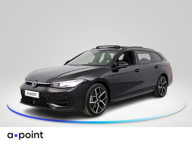 Volkswagen PASSAT Variant 1.5 eHybrid R-Line Edition 272 pk Automaat (DSG) | Verlengde garantie | Navigatie | Panoramadak | Trekhaak (wegklapbaar) | Lederen bekleding | Rondomzicht camera | Stoelverwarming/ventilatie | R-Line |