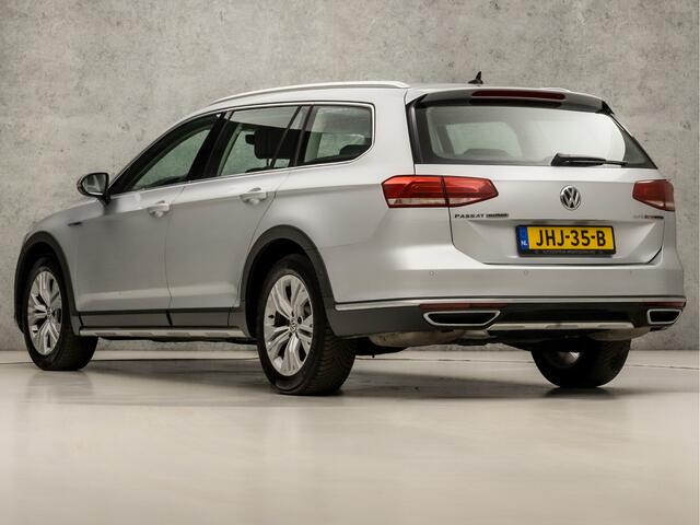 Volkswagen PASSAT ALLTRACK 2.0 TSI 4 Motion 221Pk Automaat (APPLE CARPLAY, NAVIGATIE, CLIMATE, STUUR/STOELVERWARMING, SPORTSTOELEN, CAMERA, ADAPTIVE CRUISE, TREKHAAK, NIEUWSTAAT)