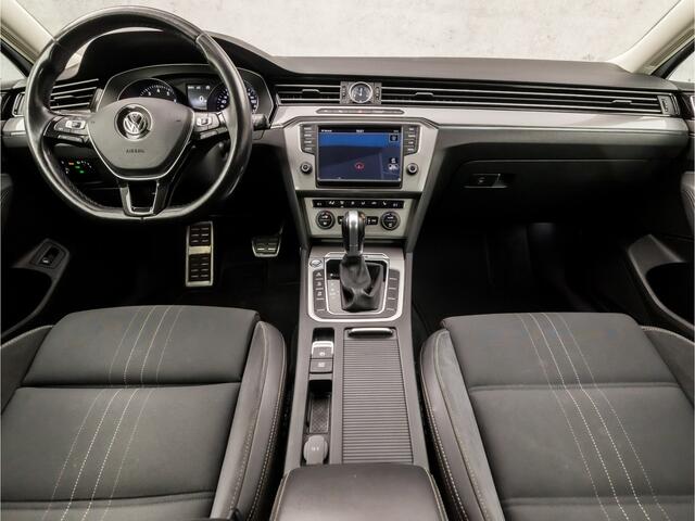 Volkswagen PASSAT ALLTRACK 2.0 TSI Alltrack 4 Motion 221Pk Automaat (APPLE CARPLAY, NAVIGATIE, CLIMATE, STUUR/STOELVERWARMING, SPORTSTOELEN, CAMERA, ADAPTIVE CRUISE, TREKHAAK, NIEUWSTAAT)