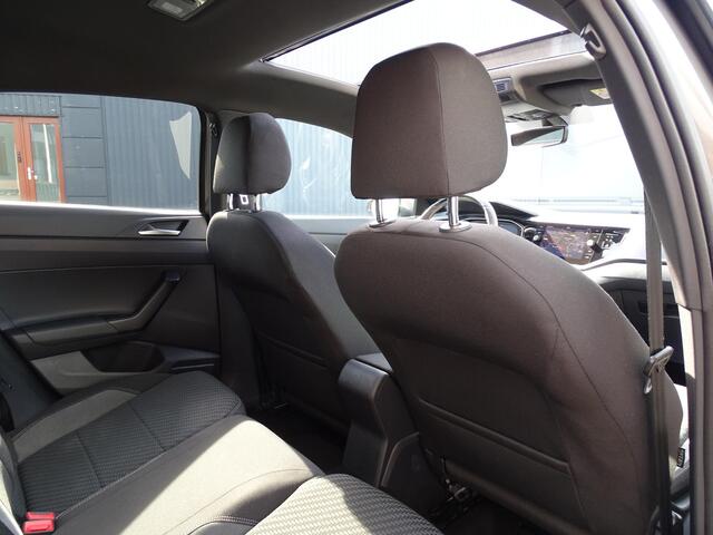 Volkswagen POLO 1.0 TSI Highline R-Line , 5drs, Navigatie, Multimedia, Panoramadak, Sport Interieur, LM-velgen, Bedienbaar stuur, Parkeersensoren