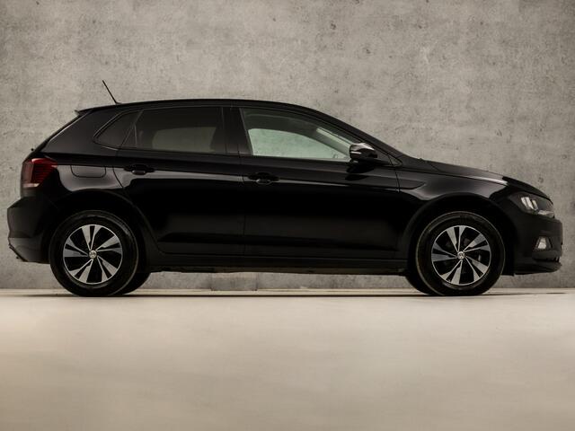 Volkswagen POLO 1.0 TSI Sportline (APPLE CARPLAY, GROOT NAVI, PARKEERSENSOREN, ADAPTIVE CRUISE, GETINT GLAS, SPORTSTOELEN, LM VELGEN, ARMSTEUN, NIEUWE APK, NIEUWSTAAT)