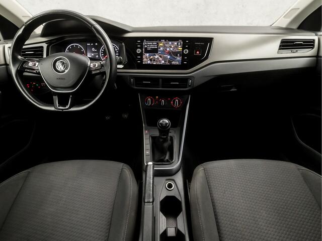 Volkswagen POLO 1.0 TSI Sportline (APPLE CARPLAY, GROOT NAVI, PARKEERSENSOREN, ADAPTIVE CRUISE, GETINT GLAS, SPORTSTOELEN, LM VELGEN, ARMSTEUN, NIEUWE APK, NIEUWSTAAT)