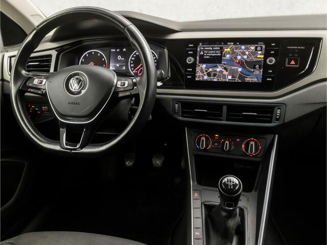 Volkswagen POLO 1.0 TSI Sportline (APPLE CARPLAY, GROOT NAVI, PARKEERSENSOREN, ADAPTIVE CRUISE, GETINT GLAS, SPORTSTOELEN, LM VELGEN, ARMSTEUN, NIEUWE APK, NIEUWSTAAT)