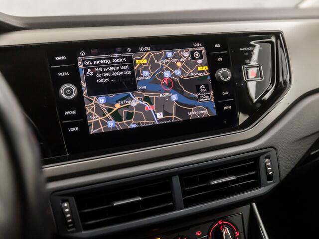 Volkswagen POLO 1.0 TSI Sportline (APPLE CARPLAY, GROOT NAVI, PARKEERSENSOREN, ADAPTIVE CRUISE, GETINT GLAS, SPORTSTOELEN, LM VELGEN, ARMSTEUN, NIEUWE APK, NIEUWSTAAT)