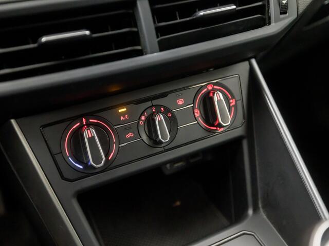 Volkswagen POLO 1.0 TSI Sportline (APPLE CARPLAY, GROOT NAVI, PARKEERSENSOREN, ADAPTIVE CRUISE, GETINT GLAS, SPORTSTOELEN, LM VELGEN, ARMSTEUN, NIEUWE APK, NIEUWSTAAT)
