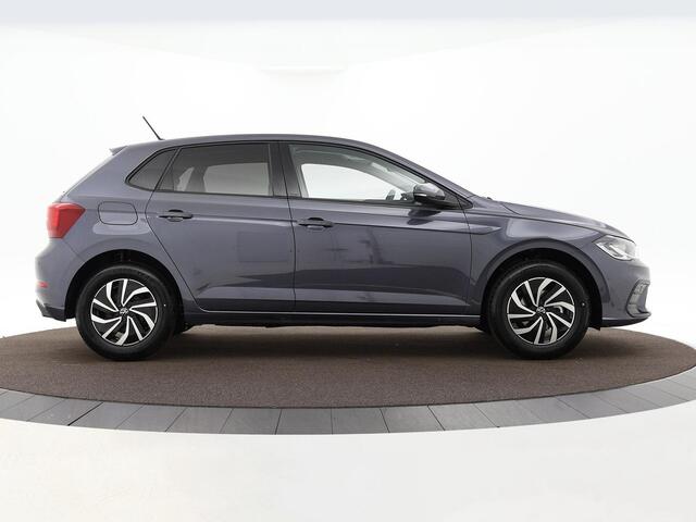 Volkswagen POLO Life Edition 1.0 TSI 95 pk 5 versn. Hand · Airconditioning automatisch, 2-zone (climatronic) · Regensensor ·
