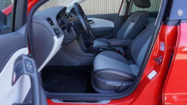 Volkswagen POLO 1.2 TSI 90pk 5Drs Highline & Beats Edition *Nieuwstaat* Navi 16inch LM Stoelverwarming Sport Drive Modus *51406km* Unieke Polo!