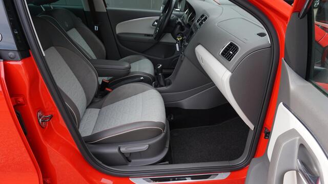 Volkswagen POLO 1.2 TSI 90pk 5Drs Highline & Beats Edition *Nieuwstaat* Navi 16inch LM Stoelverwarming Sport Drive Modus *51406km* Unieke Polo!