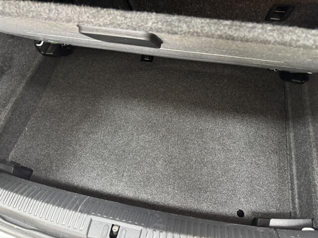 Volkswagen POLO 1.2 TSI Comfortline/ Facelift!/ Parelmoer!/ 5-Drs/ Apple + Android/'15'' LMV/ Navi/ Airco/ Cruise/ Elek. pakket/ Isofix/ Bluetooth/ Armsteun/ LEDER. Stuur/ Mistl./ Dagrijverl.