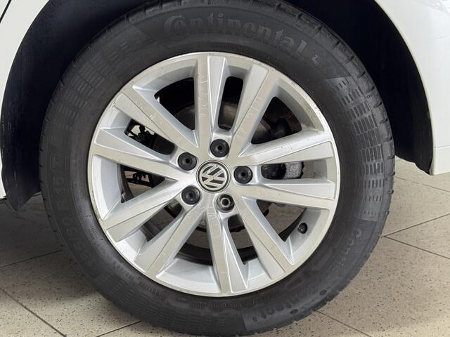 Volkswagen POLO 1.2 TSI Comfortline/ Facelift!/ Parelmoer!/ 5-Drs/ Apple + Android/'15'' LMV/ Navi/ Airco/ Cruise/ Elek. pakket/ Isofix/ Bluetooth/ Armsteun/ LEDER. Stuur/ Mistl./ Dagrijverl.