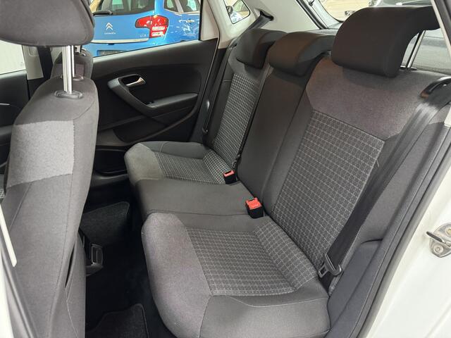 Volkswagen POLO 1.2 TSI Comfortline/ Facelift!/ Parelmoer!/ 5-Drs/ Apple + Android/'15'' LMV/ Navi/ Airco/ Cruise/ Elek. pakket/ Isofix/ Bluetooth/ Armsteun/ LEDER. Stuur/ Mistl./ Dagrijverl.