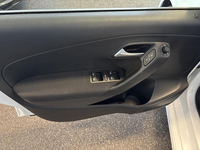 Volkswagen POLO 1.0 BlueMotion Edition - 5-drs - Airco / Apple Carplay / Bluetooth / Cruise control / App connect / Lichtmetalen velgen - NL auto -