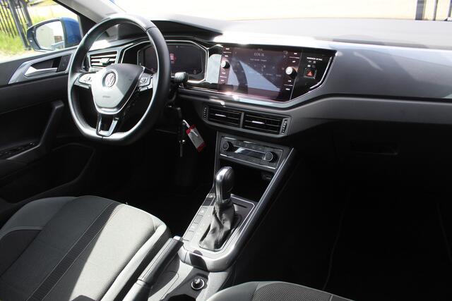 Volkswagen POLO 1.0 TSI Highline AUTOMAAT/Virtual cockpit/Navigatie/Adaptive cruise control/Achteruitrijcamera/Parkeersensoren/Apple carplay/Climate control/Stoelverwarming/Multifunctioneel stuurwiel/16'' Lichtmetalen velgen.